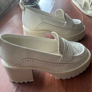 Women’s size 7m Mia creamy white chunky heal